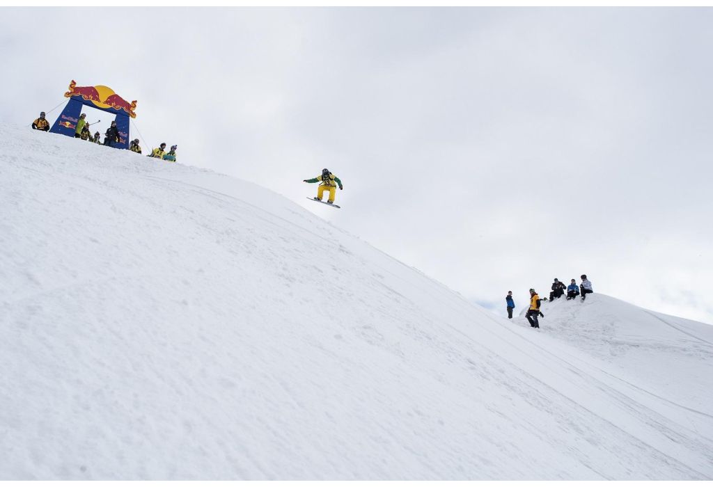 110 schiori si snowboarderi au cucerit muntele la Red Bull Oslea Hiride!