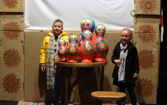 Oradea: Spectacol de teatru de păpuși oferit copiilor proveniți din familii nevoiașe