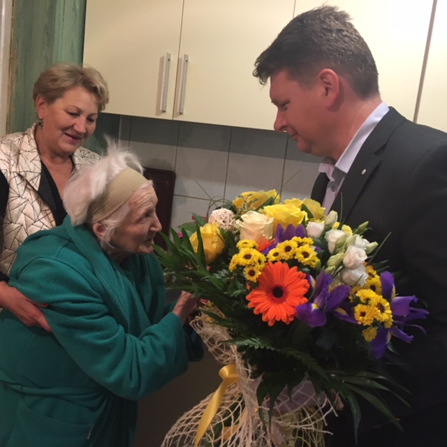 Primarul Municipiului Sebeş a premiat-o pe doamna Sofia Filip, la împlinirea venerabilei vârste de 100 de ani