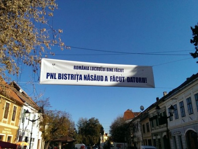 PNL BISTRIŢA-NĂSĂUD: Campanie murdară cu bannere toxice pe pietonal (ELECTORAL)