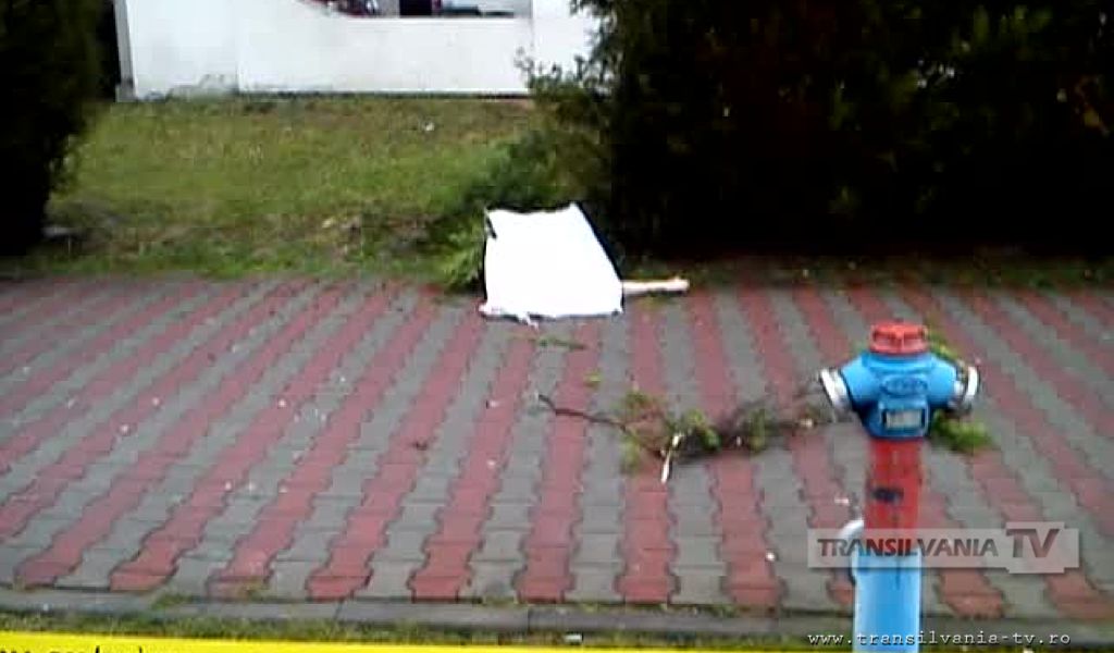 Un englez s-a aruncat în gol de la etajul 7 al Hotelului ”Mara” chiar sub ochii medicilor veniţi să-l salveze (VIDEO)