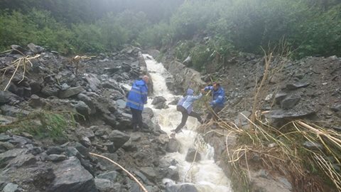 Turişti blocaţi pe drumul Poiana Pelegii–Barajul Gura Apelor, din munţii Retezat, salvați de jandarmi