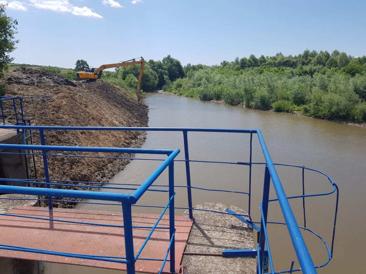 Sistemul de Gospodărire a Apelor Sălaj a finalizat decolmatarea prizei de apă de la derivația Barcău