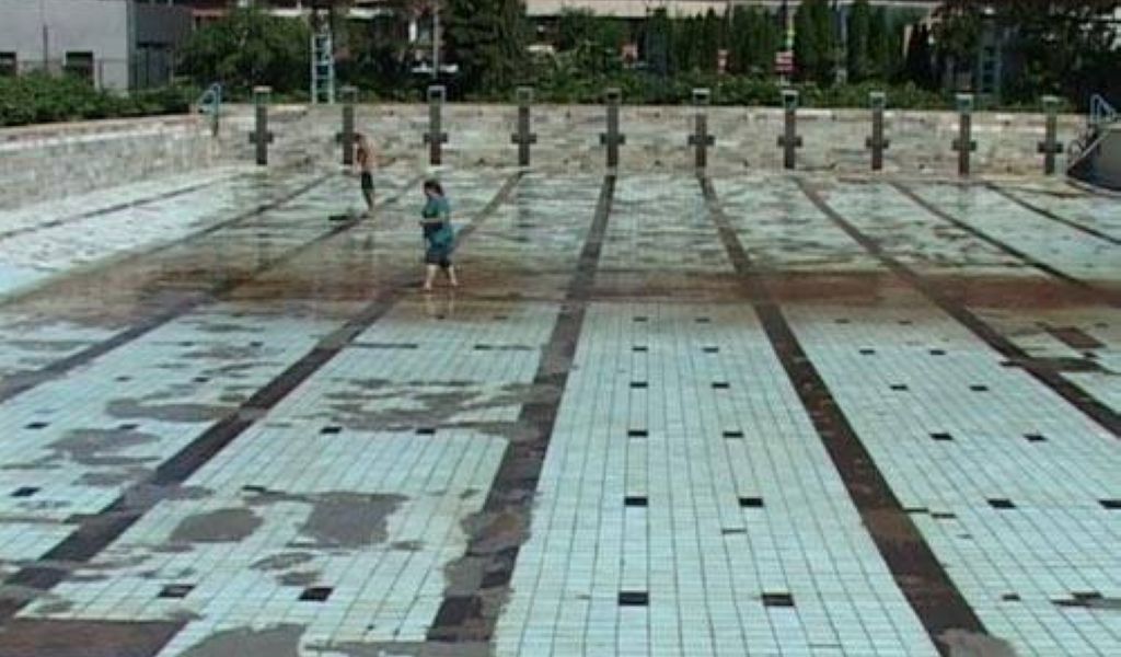 De ce municipiul Baia Mare nu mai are nici măcar un singur bazin normal de înot, în aer liber?! (Galerie FOTO)