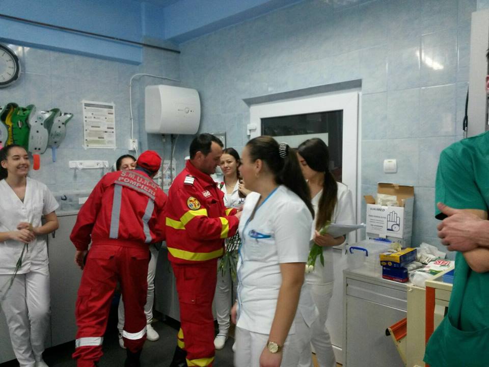 Flori oferite colegelor de paramedicii Gărzii de Intervenție Beclean