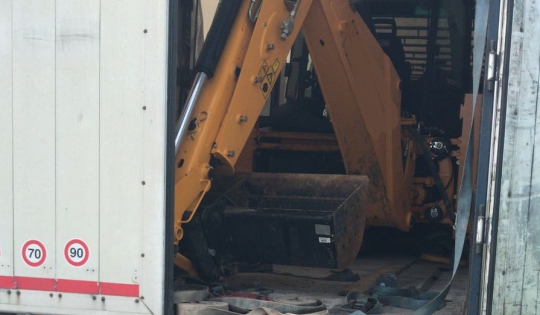 Buldoexcavator, furat din Mijlocenii Bârgăului, descoperit de polițiști în județul Vrancea