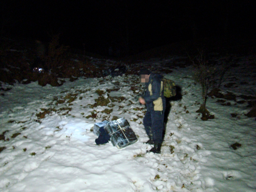 Un foc de armă, nouă colete cu ţigări confiscate şi un maramureşean reţinut, în cadrul unei acţiunii de contrabandă