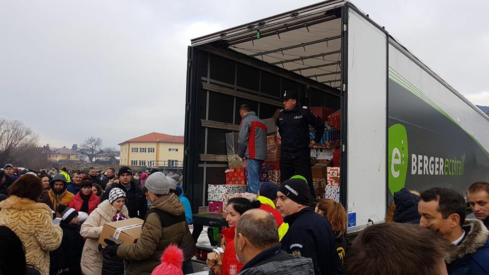 Camionul de Crăciun a ajuns și în acest an în județul Bistrița-Năsăud