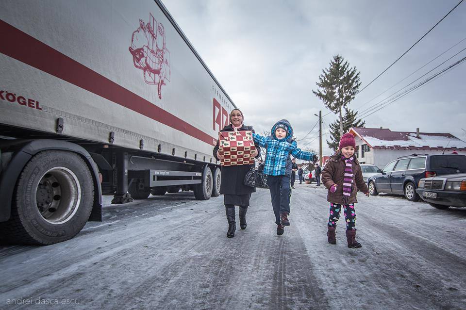 Camionul lui Moș Crăciun a ajuns la copiii din Bistrița-Năsăud
