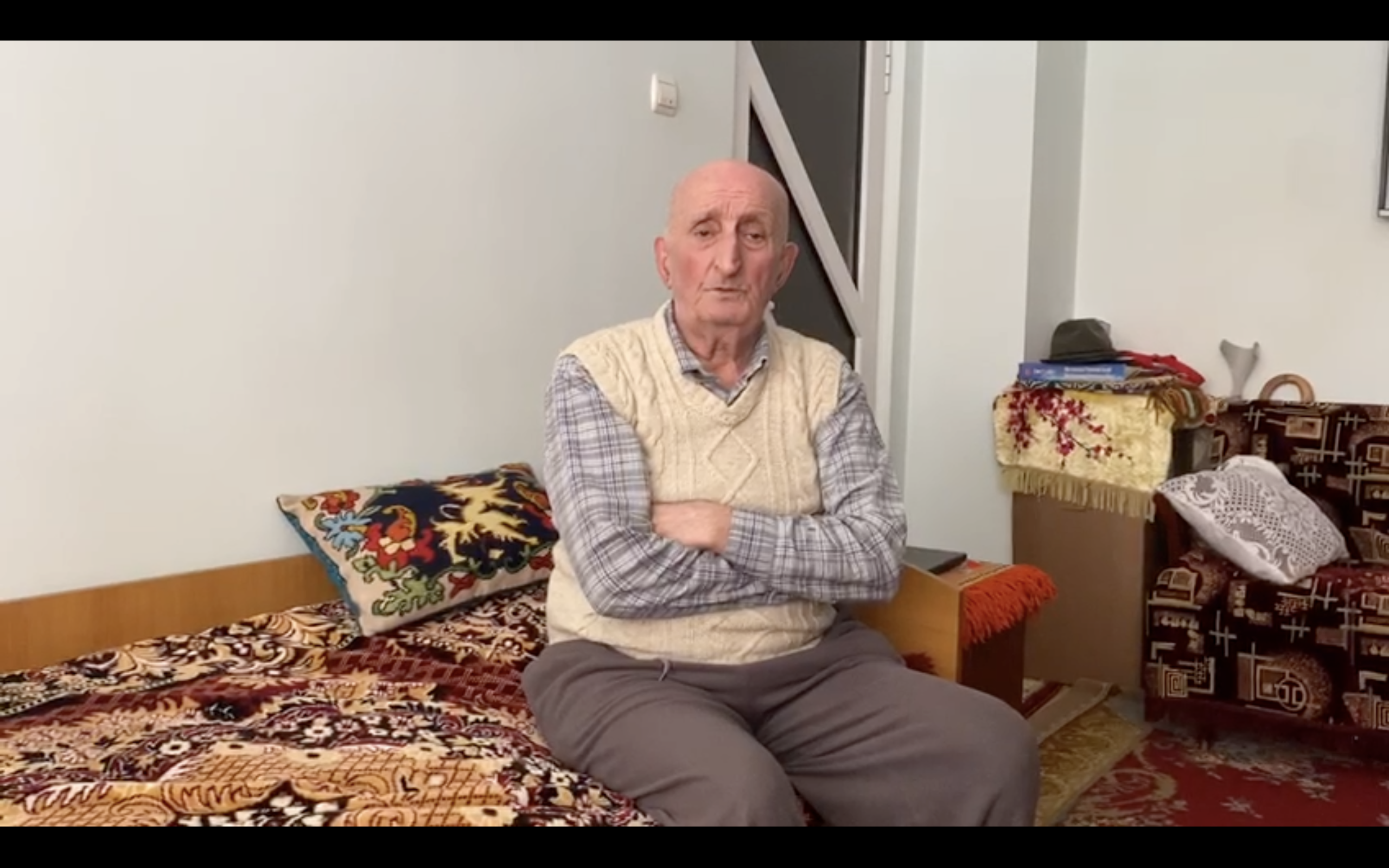 La 87 de ani si cu sotia paralizata si-a donat economiile Spitalului Orasenesc Cugir!