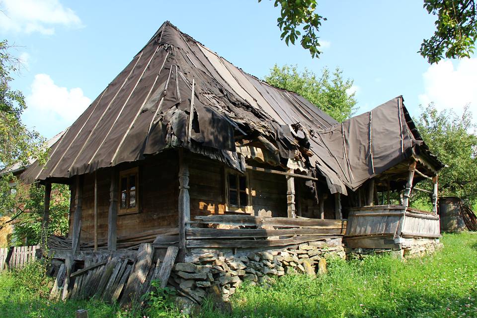 Apel pentru salvarea unei case tradiționale din satul Mara! O claie de fân, recompensa simbolică pentru susținerea proiectului de restaurare