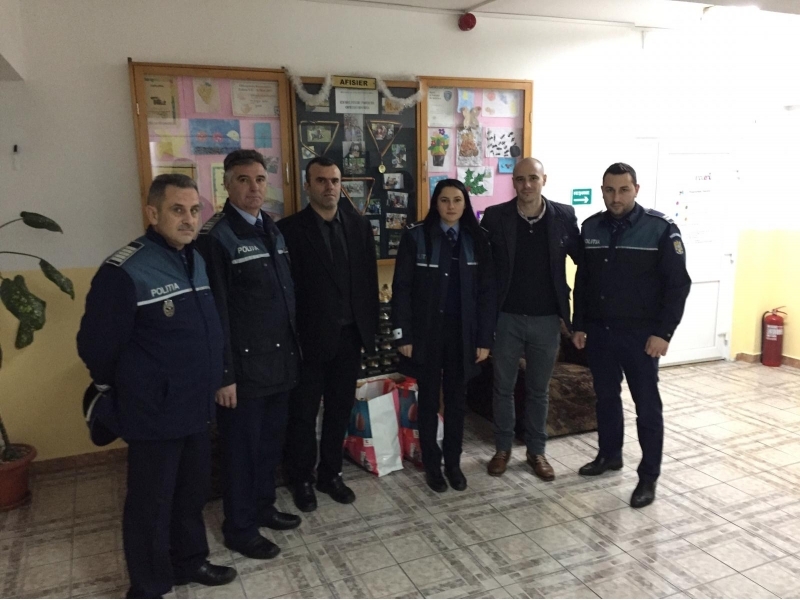 Moș Nicolae a ajuns la Centrul de Plasament Bistriţa, cu ajutorul polițiștilor