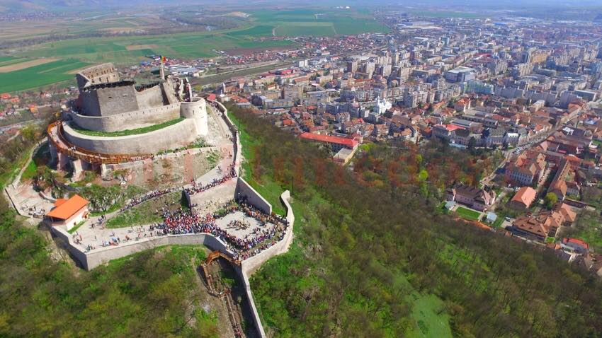 Cetatea Deva, ecologizată de voluntari