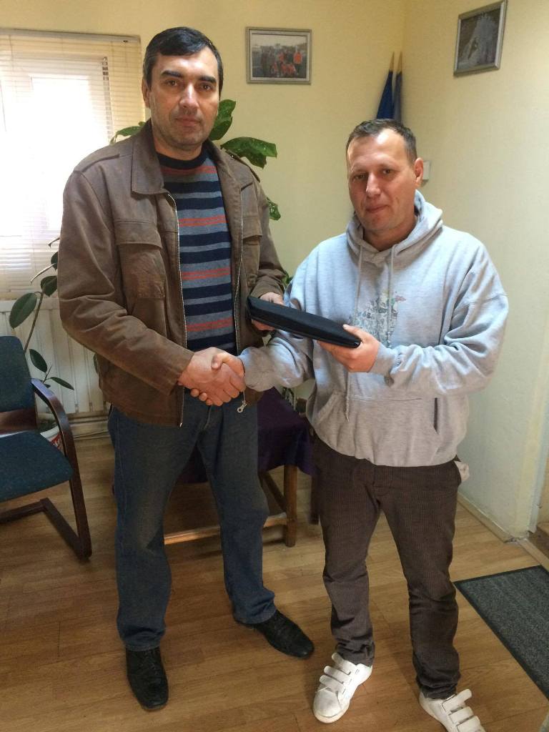 Borsetă plină cu bani, acte şi carduri, găsită de un jandarm din Bistrița. Borseta a fost înapoiată proprietaruluiat în timpul liber pe strada N. Titulescu din Bistriţa