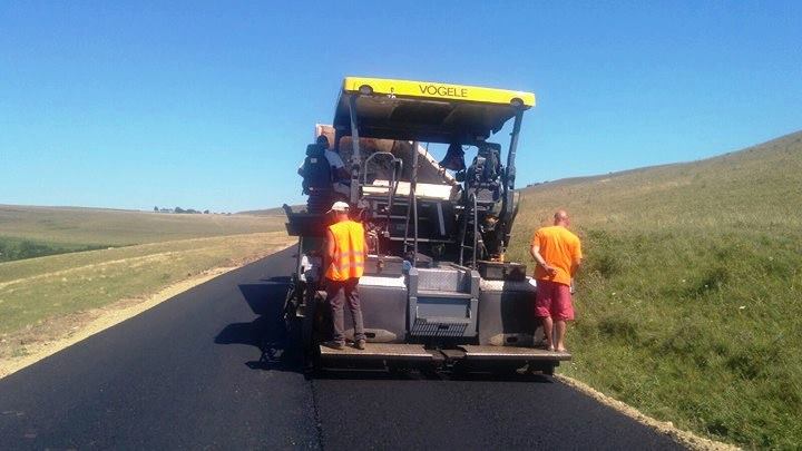 A început asfaltarea DJ 151C Tritenii de Jos – limita județ Mureș