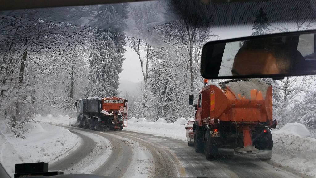 Se lucrează la deszăpezirea drumurilor din judeţ. În Baia Mare este în continuare haos pe străzile laterale
