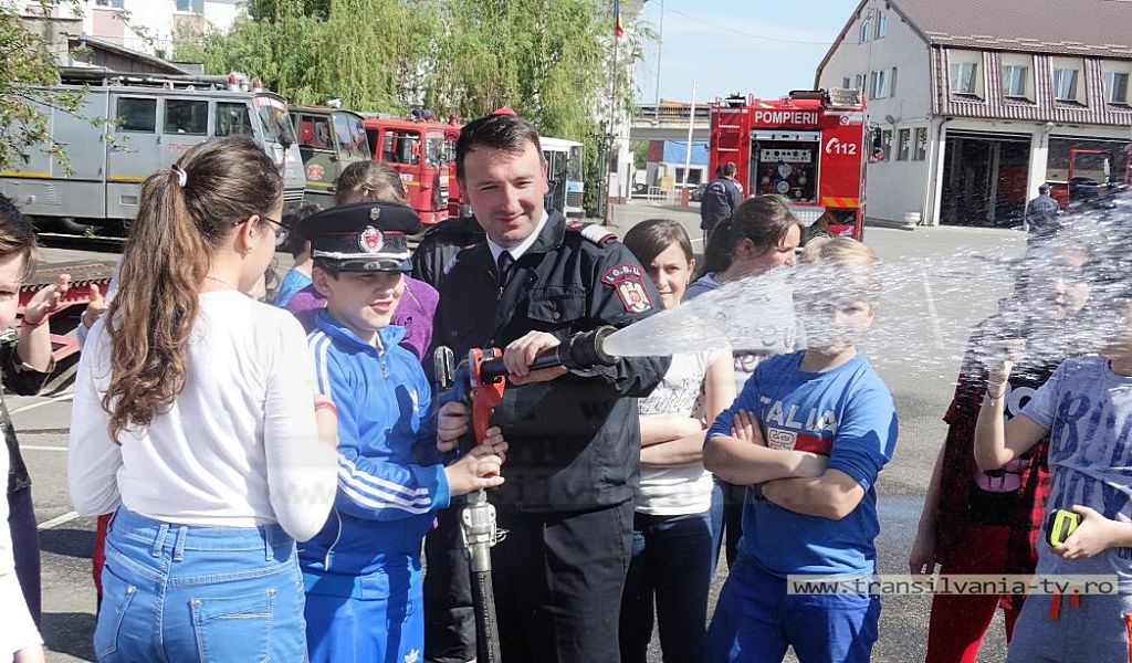 Elevii din Satu Mare, în vizită la pompieri