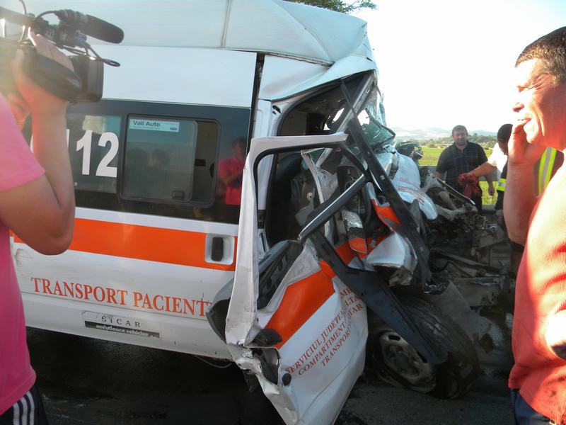 BECLEAN: Șoferul unei ambulanțe și doi adolescenți și-au pierdut viața într-un grav accident rutier (Galerie FOTO)