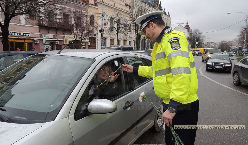 De 8 martie, şoferiţele sătmărence au fost „amendate” de către agenţi cu flori