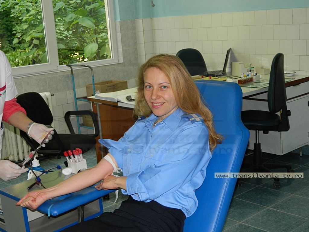 Jandarmii sătmăreni donează sânge pentru a salva vieţi
