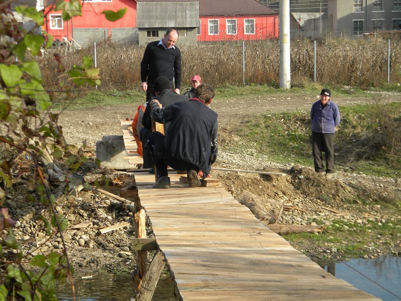 Primăria din Negrilești a construit o punte nouă pentru elevii care locuiesc în zona Lunca Mică
