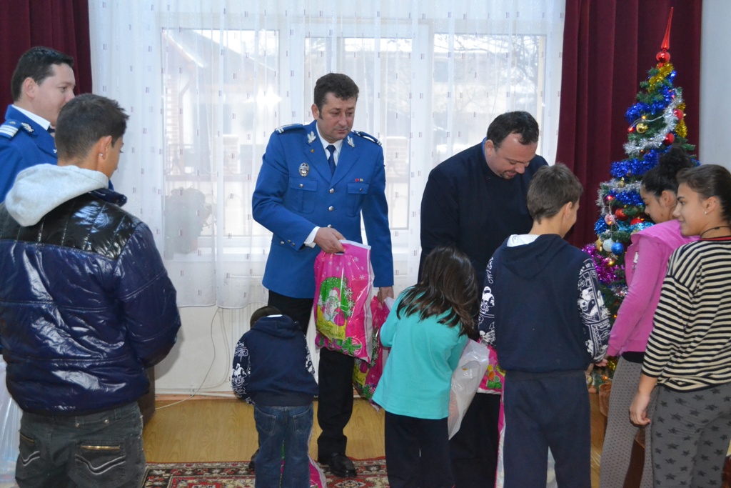 Jandarmii maramureşeni au oferit cadouri copiilor din Casa de tip familial nr. 2 Baia Mare şi copiilor orfani ai colegilor decedaţi