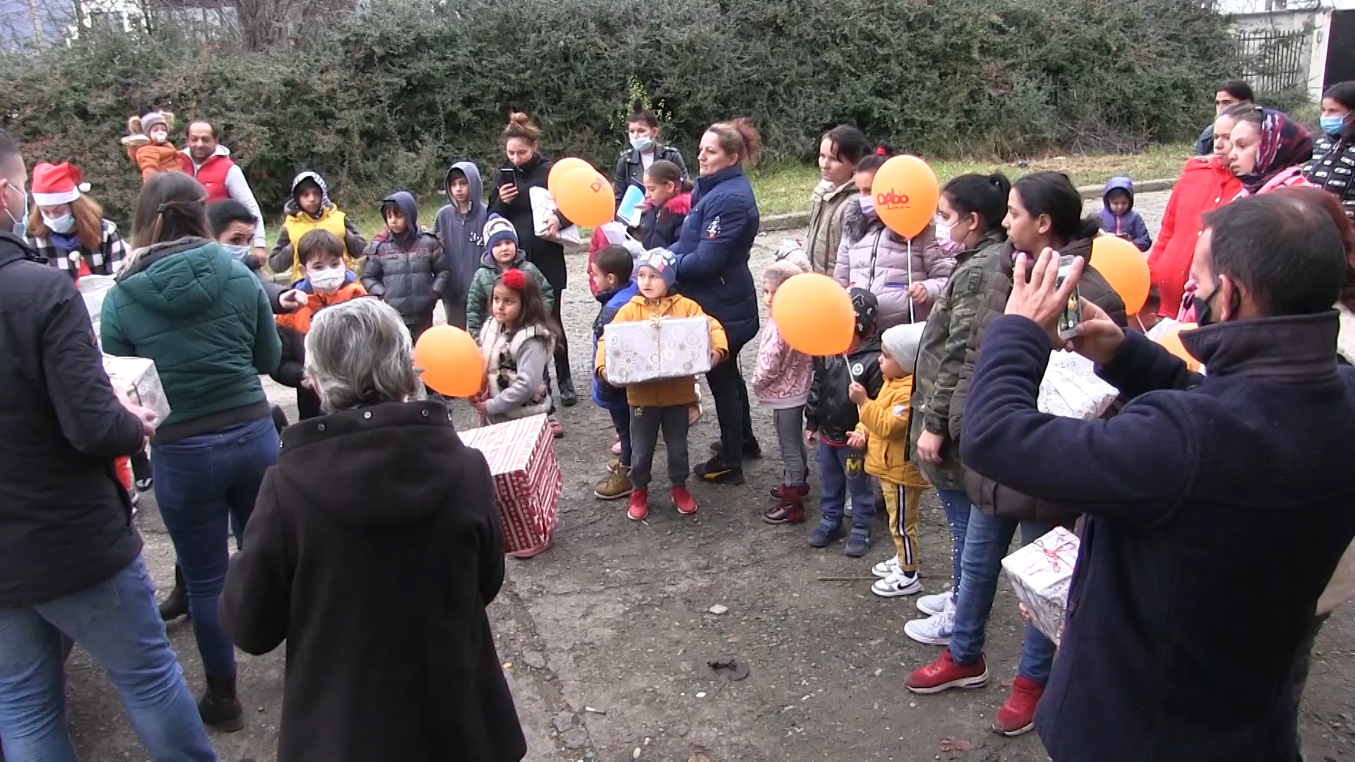 Un munte de gânduri bune și tot atâtea cadouri pentru cei mici, de la DABO! (VIDEO)