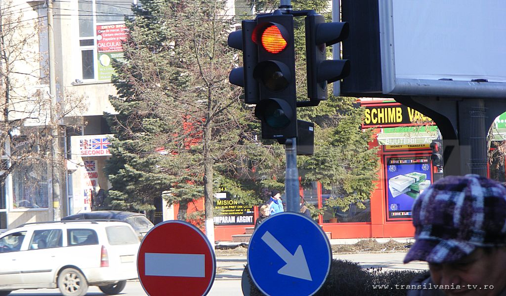 Devenii cer schimbarea setărilor la semafoarele din localitate