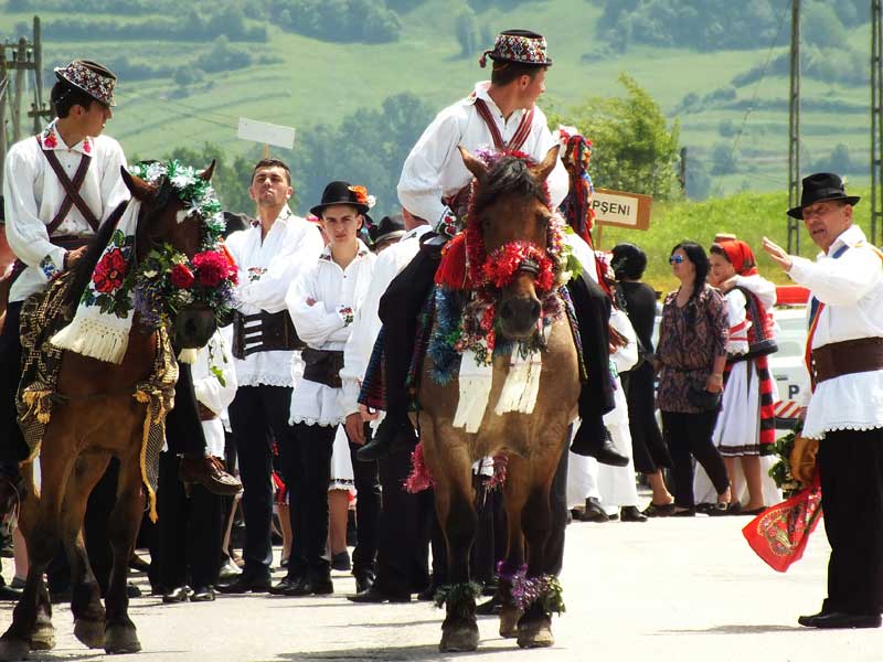 Zece căruțe trase de cai pornesc din Sighet spre Alba Iulia, pentru a reface ”Drumul Unirii”