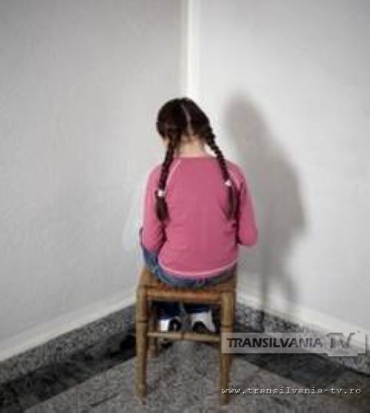 Profesorii care îi jignesc pe elevi, îi dau afară de la oră sau îi pun la colţ riscă amenzi mari