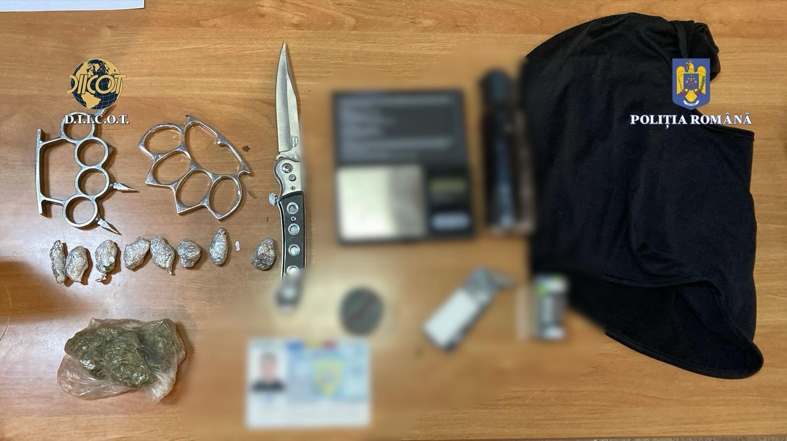 Un elev clujean a fost arestat pentru trafic de droguri. Tânărul le vindea colegilor