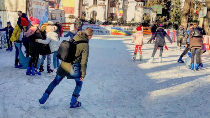 Patinoarul cu acces gratuit oferit de Municipiul Sebeș, montat în Parcul Tineretului, este funcțional.
