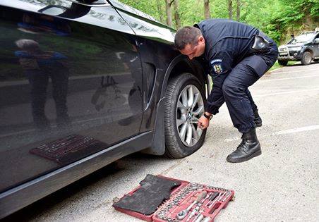 Ambasadorul SUA, Hans Klemm, a rămas în pană în județul Hunedoara. Jandarmii l-au ajutat să iasă din impas