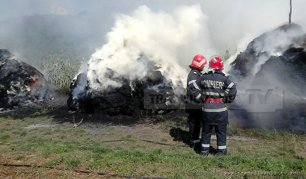 Hăşmaş: Zeci de tone de nutreţ făcute scrum de un incendiu (Galerie FOTO)