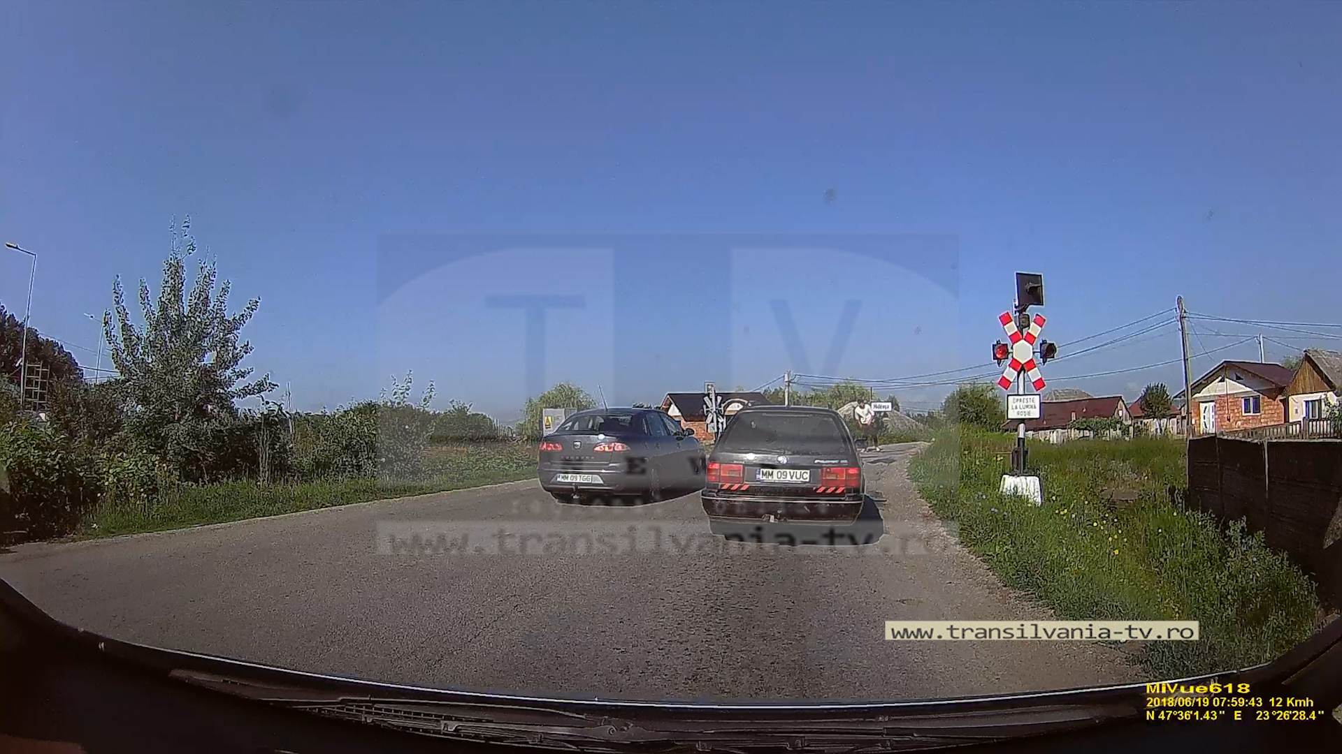 Culmea tupeului la Hideaga! Să treci calea ferată pe roşu, sub nasul poliţiştilor! (VIDEO)