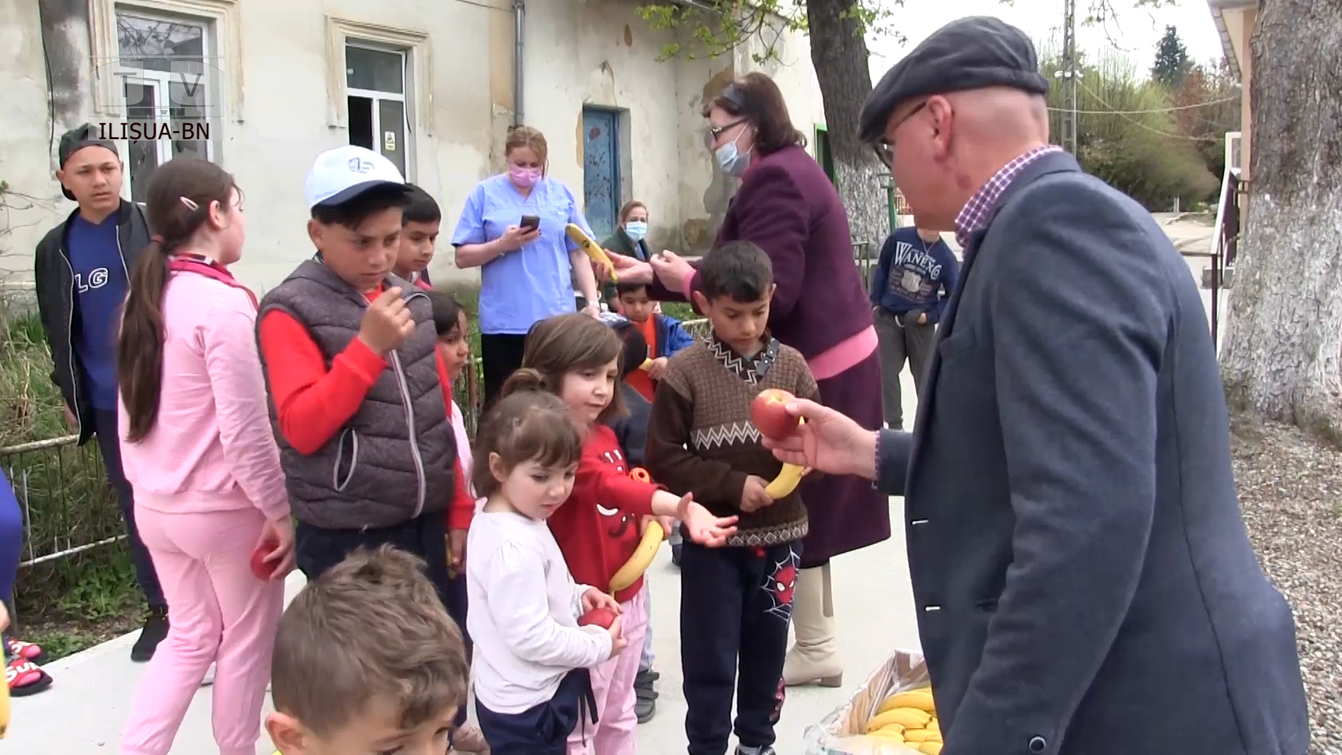 ILIȘUA – Fructe și cadouri pentru copiii orfani (VIDEO)