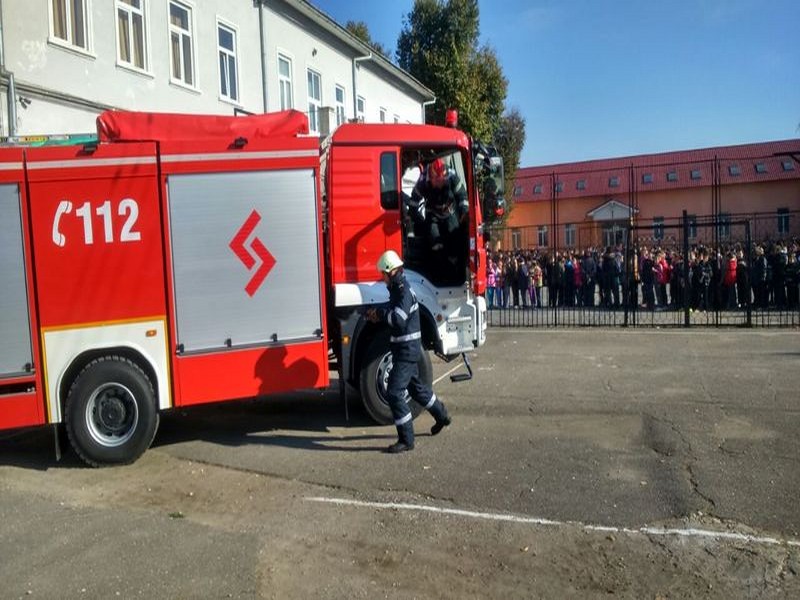 Exerciţiu tactic al pompierilor militari din Beclean la Școala Gimnazială ”Grigore Silași”