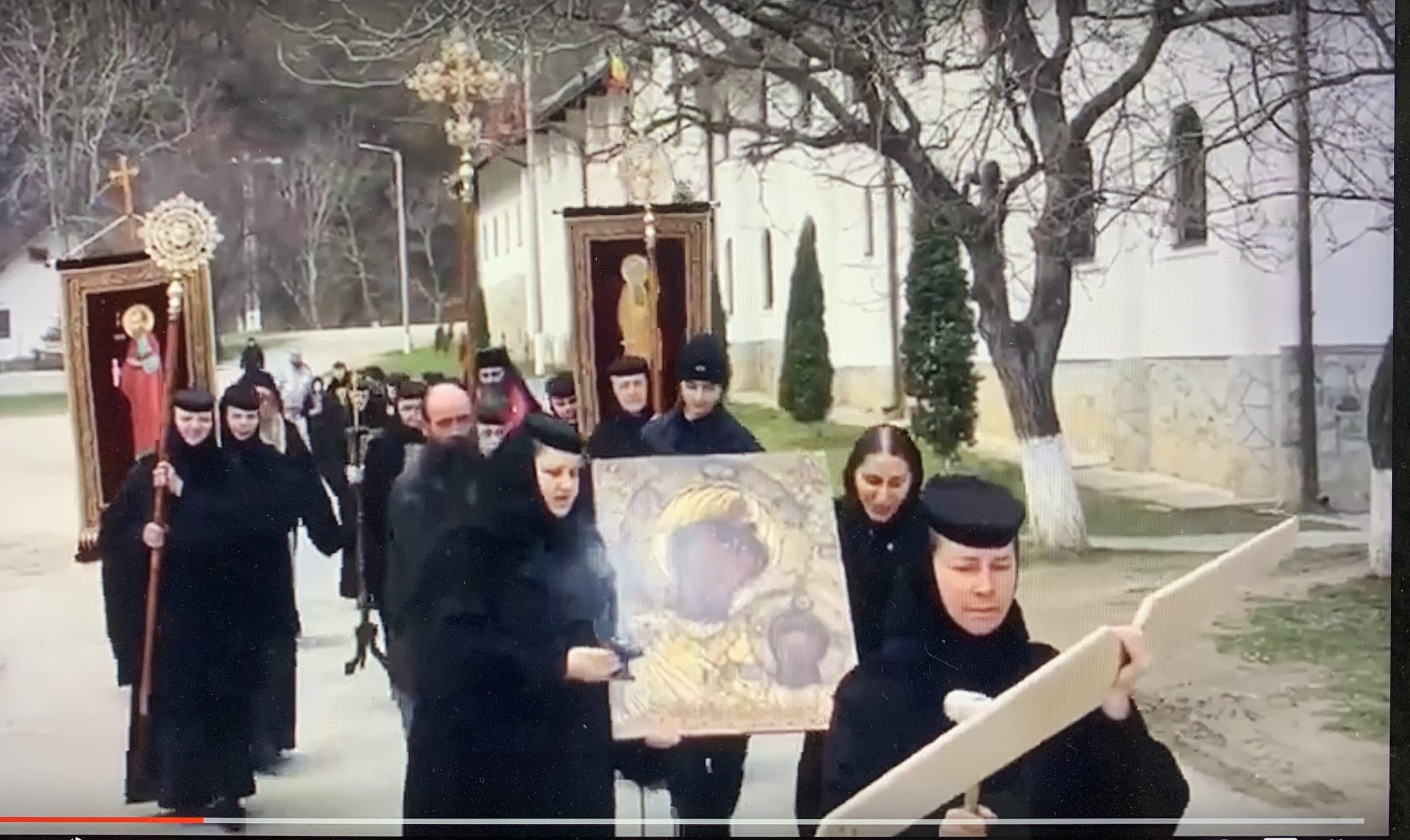Maicile de la Manastirea Ramet in procesiune impotriva coronavirusului