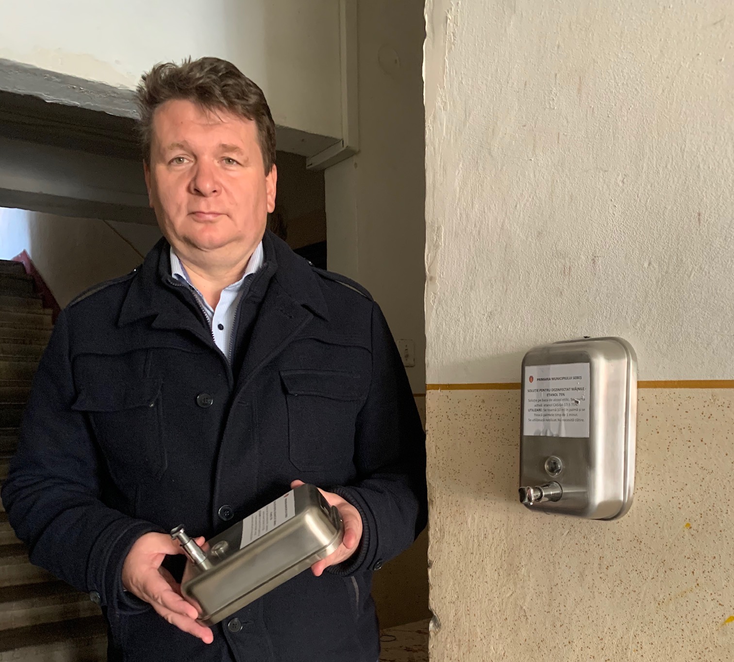 Dispensere cu dezinfectant in toate scarile din blocuri, la Sebes!