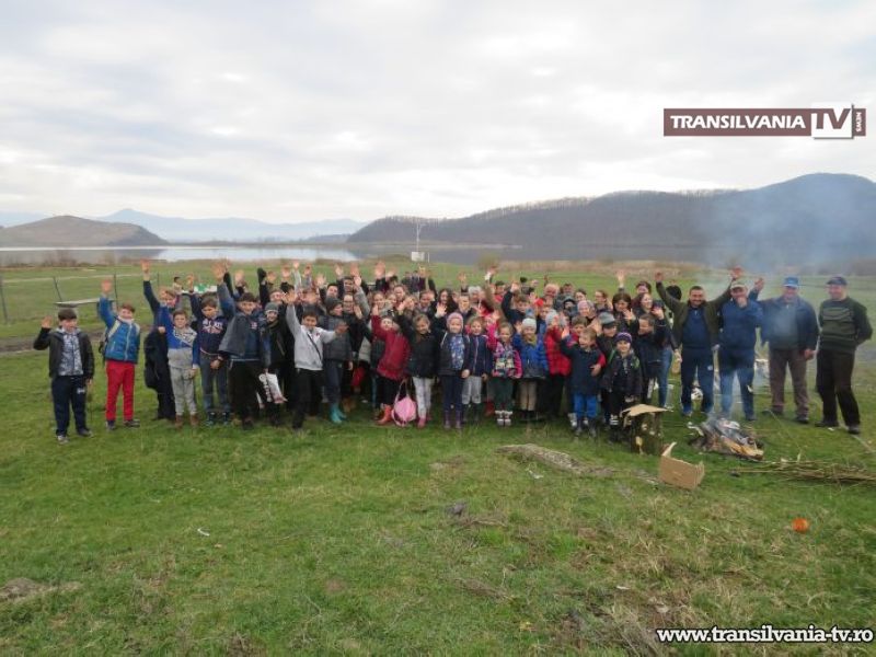 Copii și adulți au adunat PET-urile din Călinești