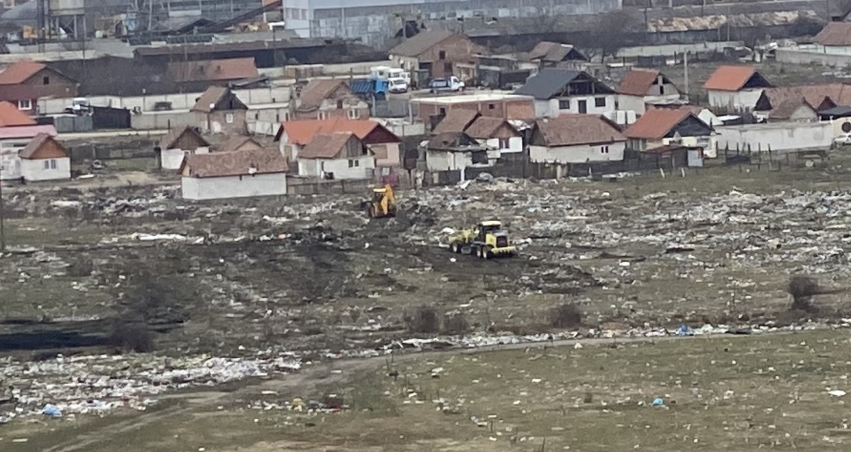 Mormanele de gunoaie din cartierul rromilor din Sebes, curatate de utilajele SPAP!