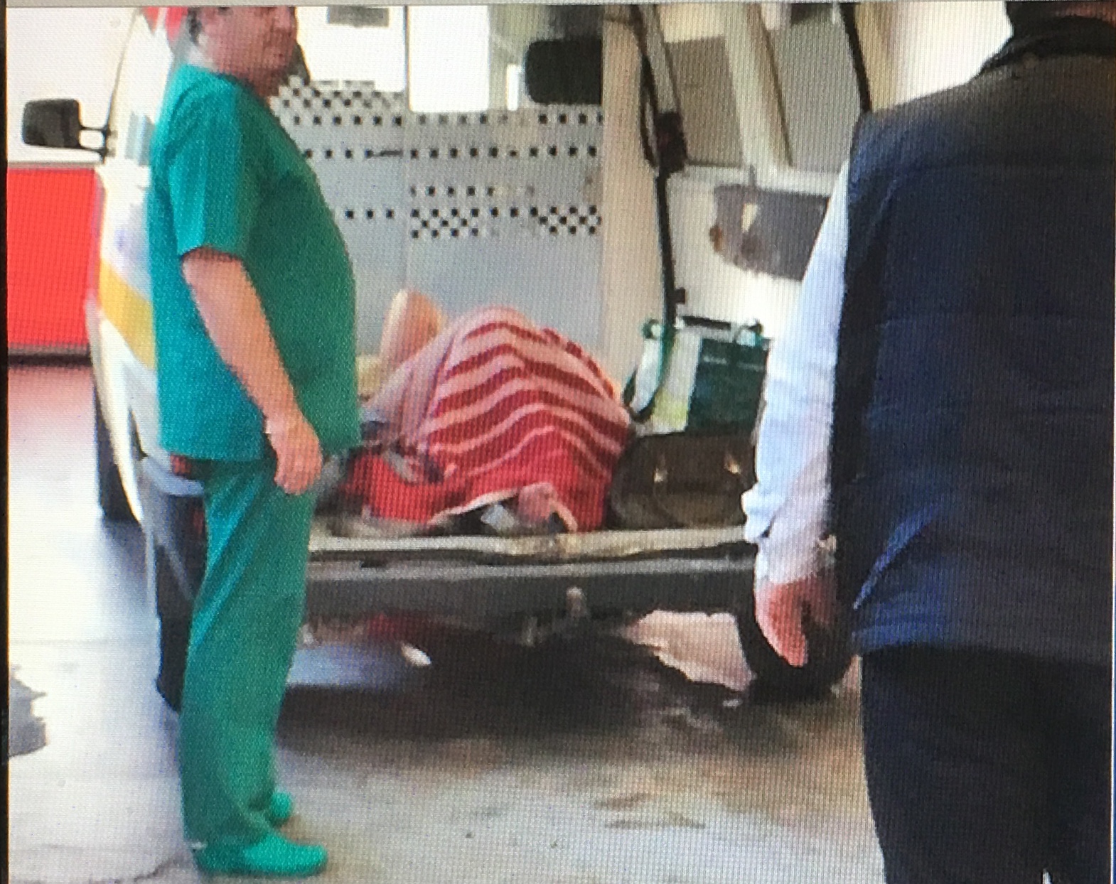 Femeie de peste 200 de kg transportata cu o autoutilitara la spital