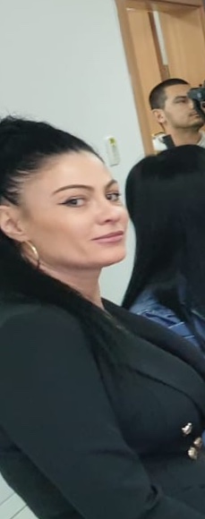 Stomatologa Antonia Popa trateaza copiii, in primul cabinet stomatologic din Sebes finantat din bugetul local.