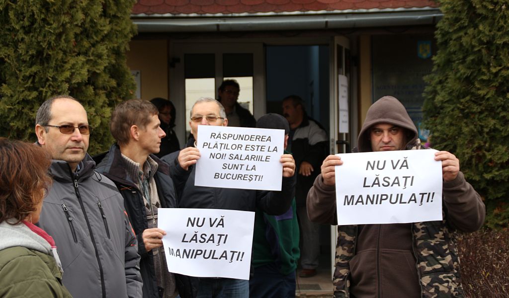 Angajații APIA din Harghita au protestat, nemulţumiţi de scăderea salariilor lor de la 1 ianuarie 2018