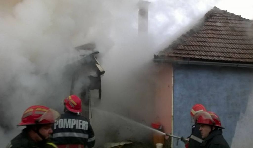 O persoană a murit și trei au fost rănite într-un incendiu, la Vlăhița