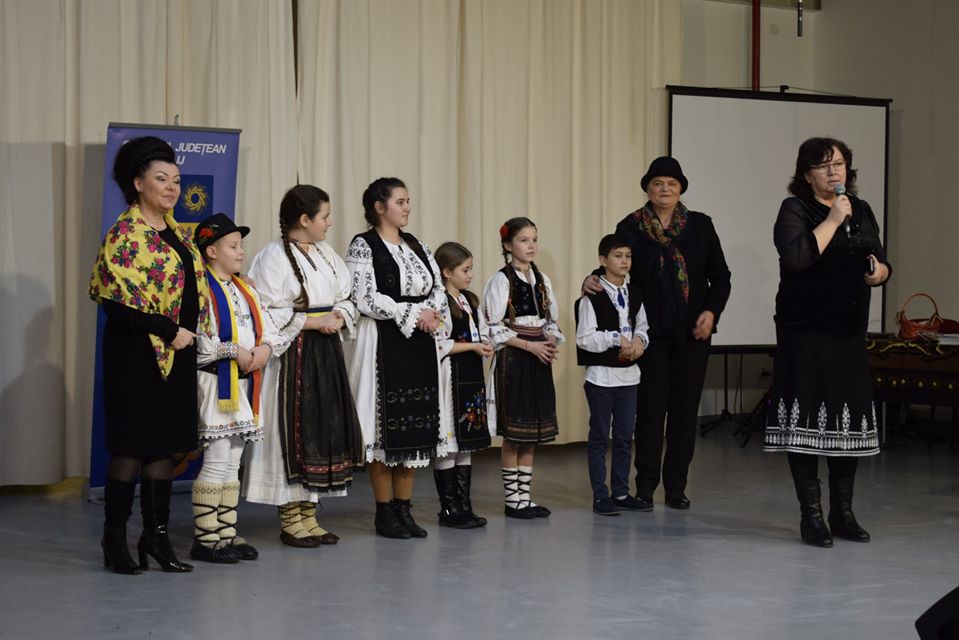 Tradiționalul „Joc la șură”, prezentat elevilor din comuna clujeană Mihai Viteazu