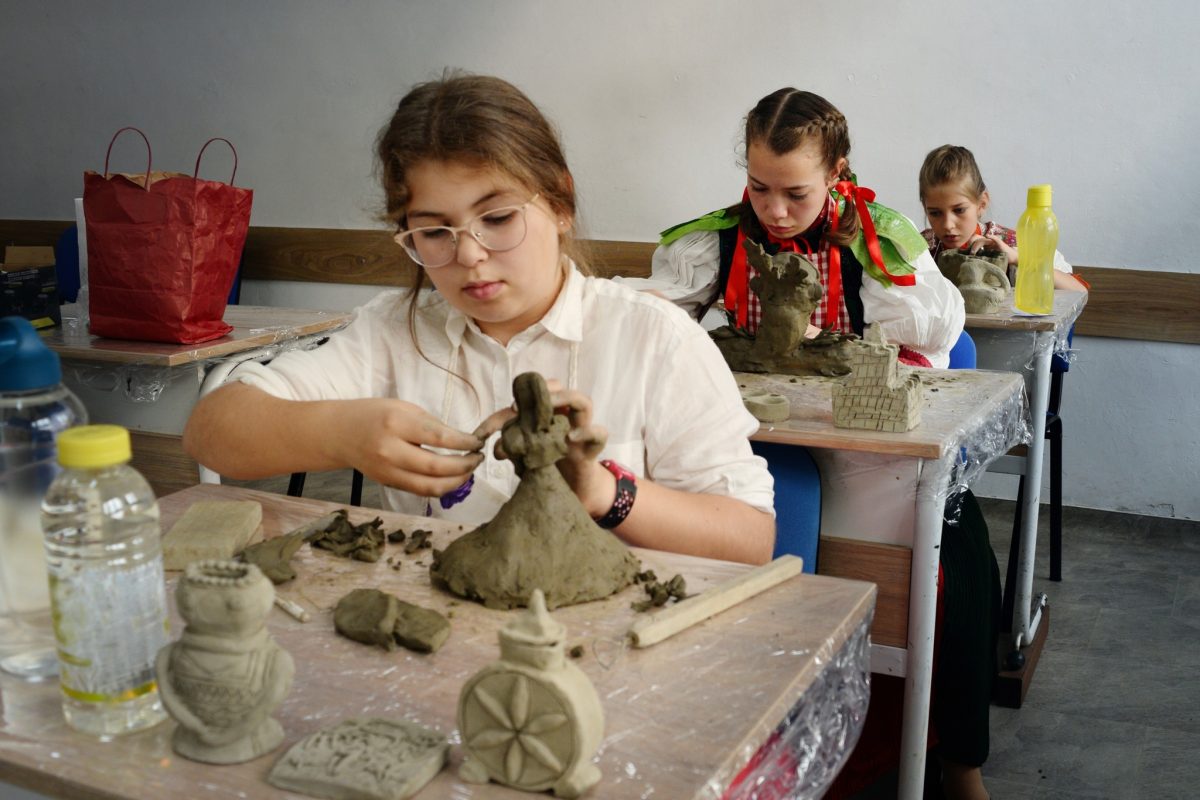 130 de elevi clujeni, la faza județeană a Olimpiadei „Meșteșuguri Artistice Tradiționale”