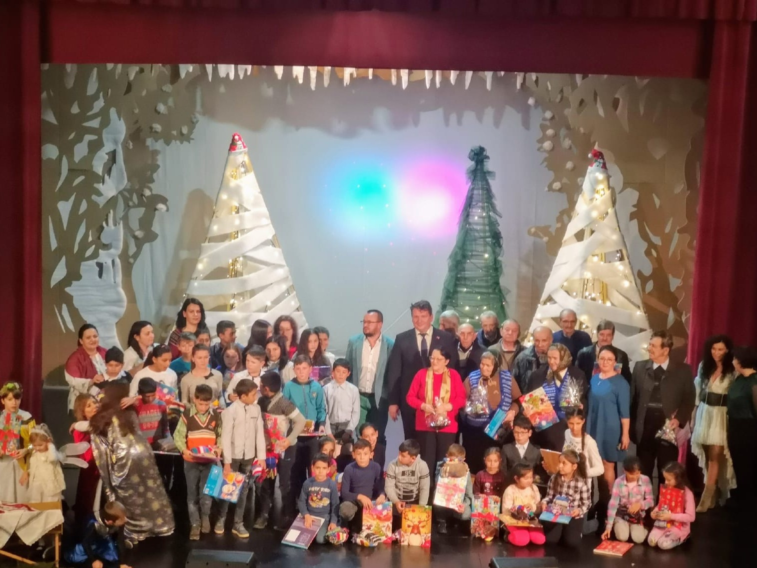 „NEPOȚII ÎI COLINDĂ PE BUNICI”, UN PROIECT DE SUFLET AL SEBEȘULUI