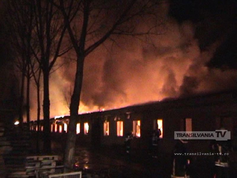 Incendiu puternic la o fabrică de mobilă din Ardud