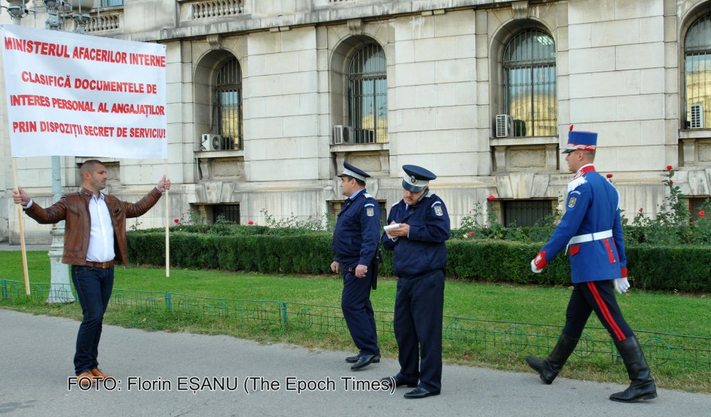 Maramureșeanul Nicolae Lucaciu, fost polițist de frontieră, a protestat în fața sediului Ministerului Afacerilor Interne (Galerie FOTO)